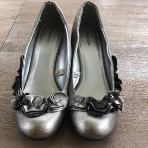 Silver pumps
